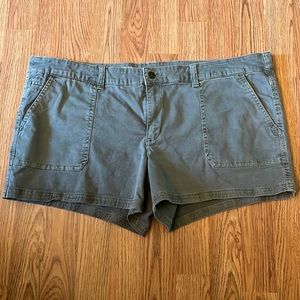 army green target mid rise shorts
